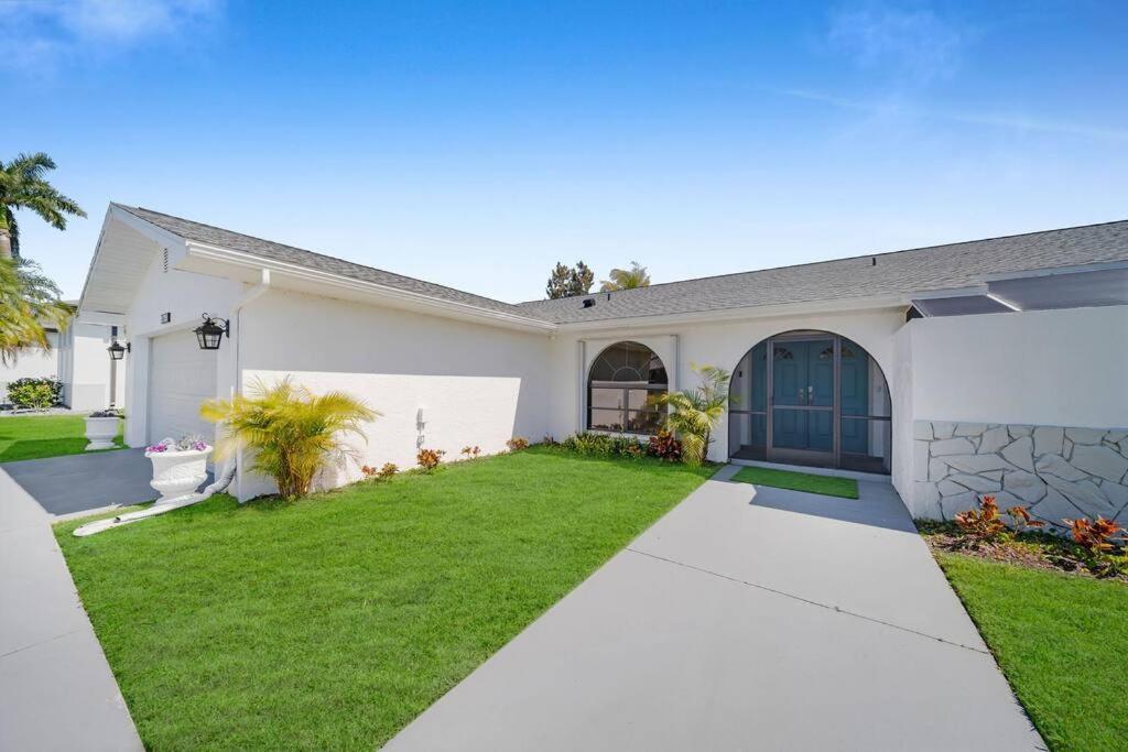 Luxury Waterfront Haven In Cape Coral - Dog-Friendly Escape With Private Pool Villa Eksteriør billede