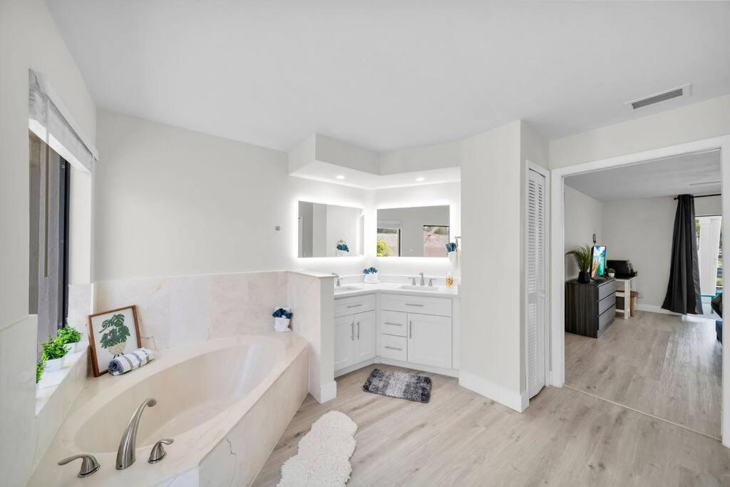 Luxury Waterfront Haven In Cape Coral - Dog-Friendly Escape With Private Pool Villa Eksteriør billede