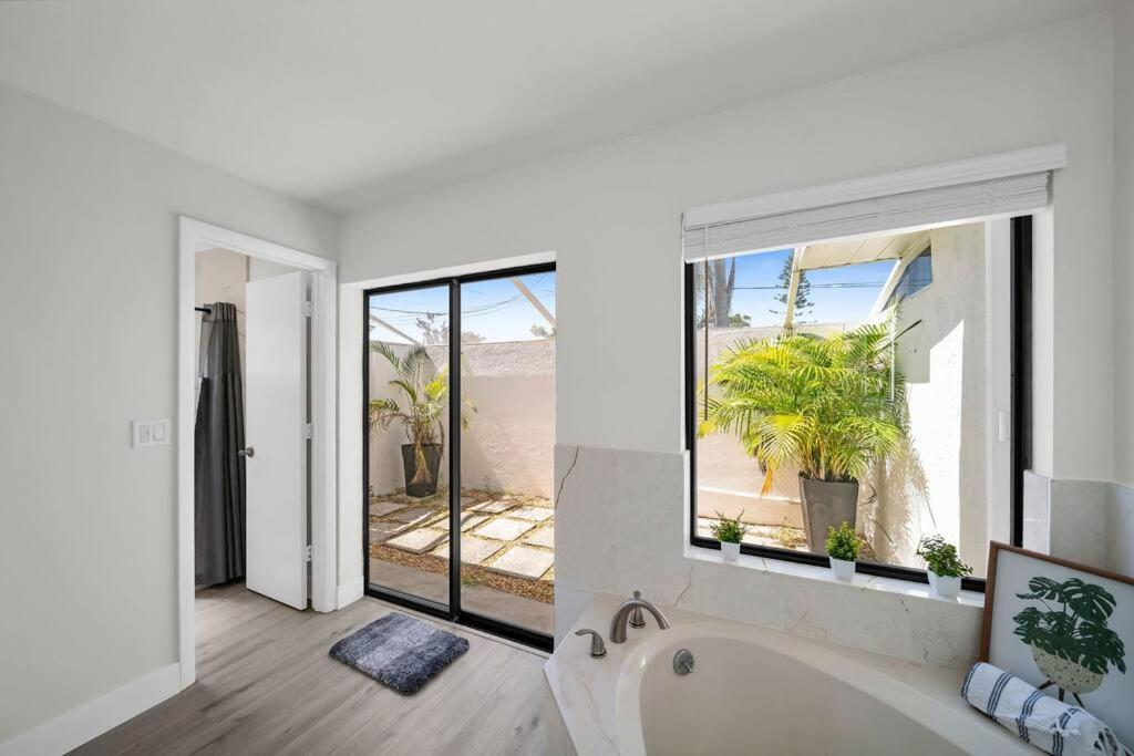 Luxury Waterfront Haven In Cape Coral - Dog-Friendly Escape With Private Pool Villa Eksteriør billede